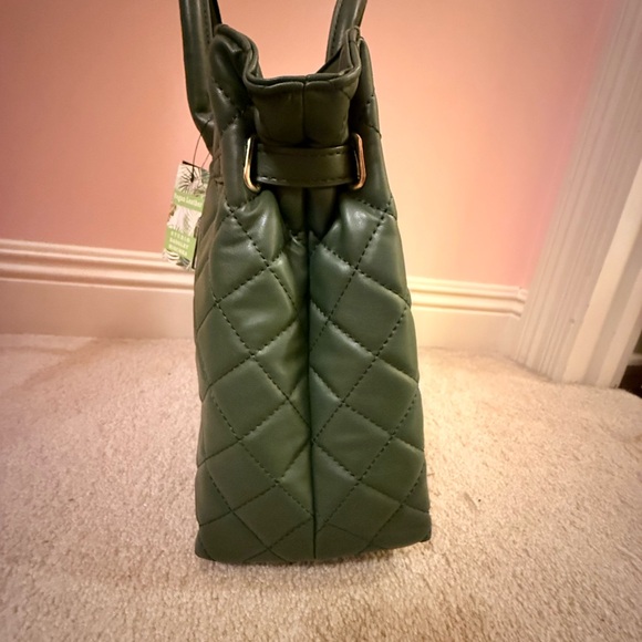 Badgley Mischka Elegant Green Quilted Handbag - Picture 4 of 7